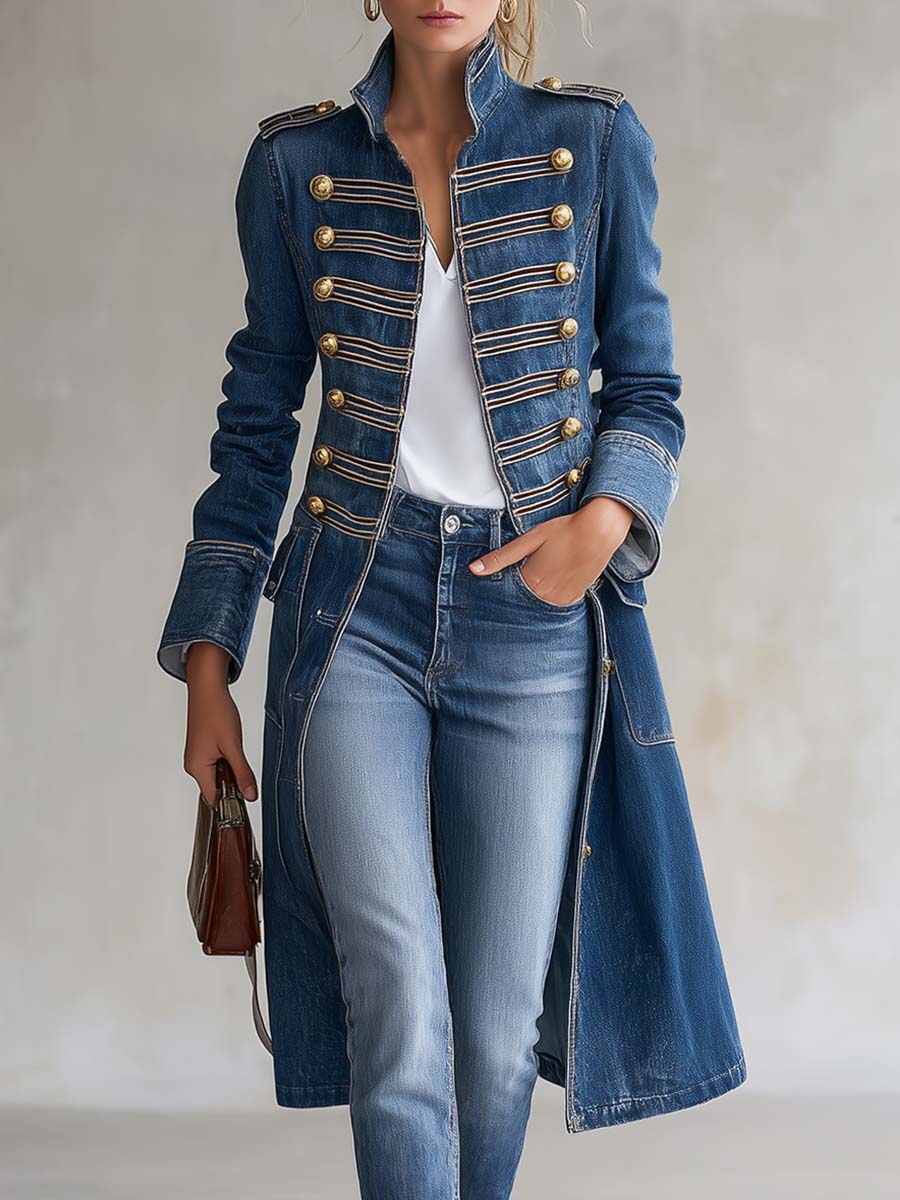 Manteau en jean long ajusté de style militaire avec boutons dorés