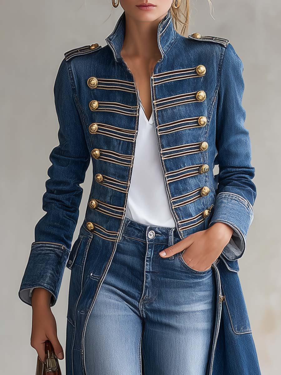Manteau en jean long ajusté de style militaire avec boutons dorés