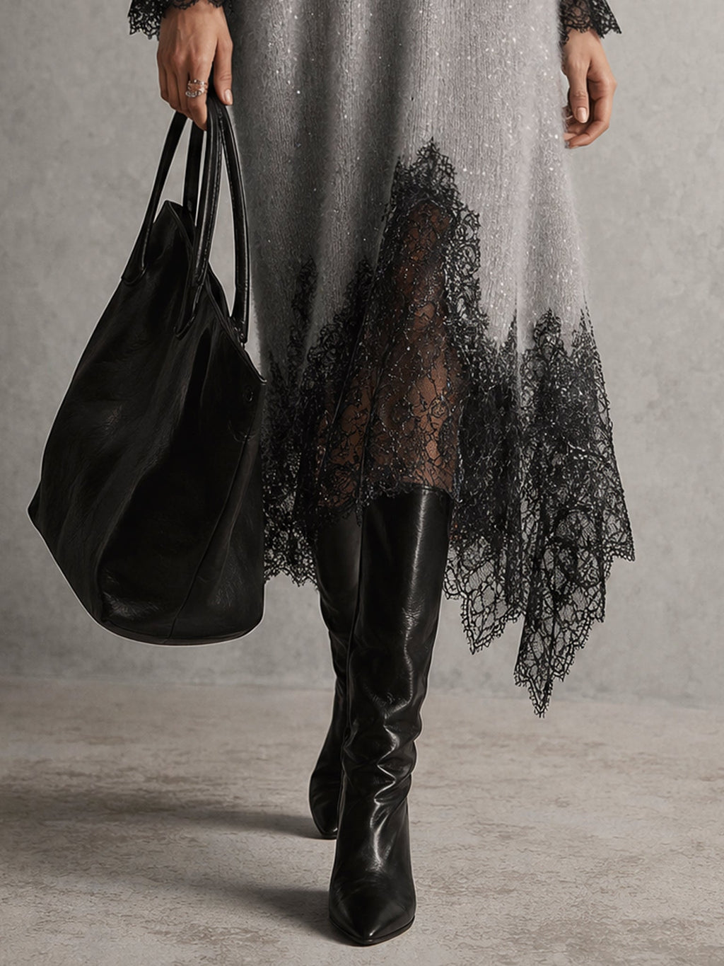Robe midi grise en maille brillante avec ourlet en dentelle
