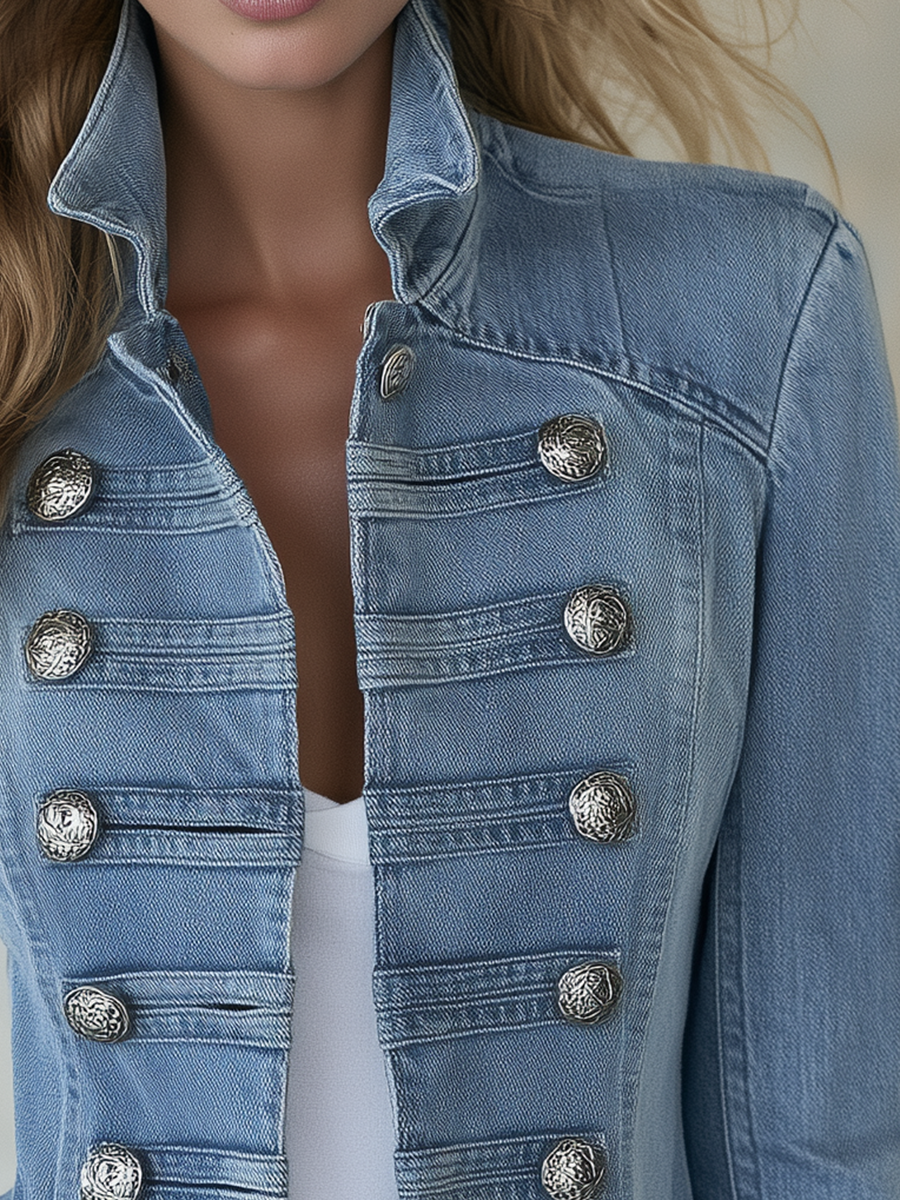 Manteau en jean bleu de style militaire à double boutonnage
