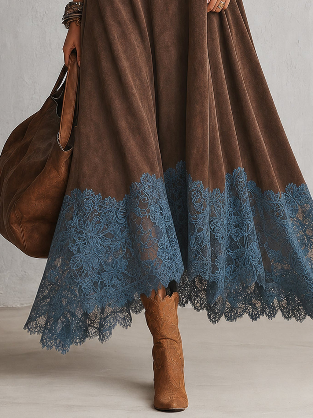 Robe longue vintage marron effet daim à manches longues et bas en dentelle