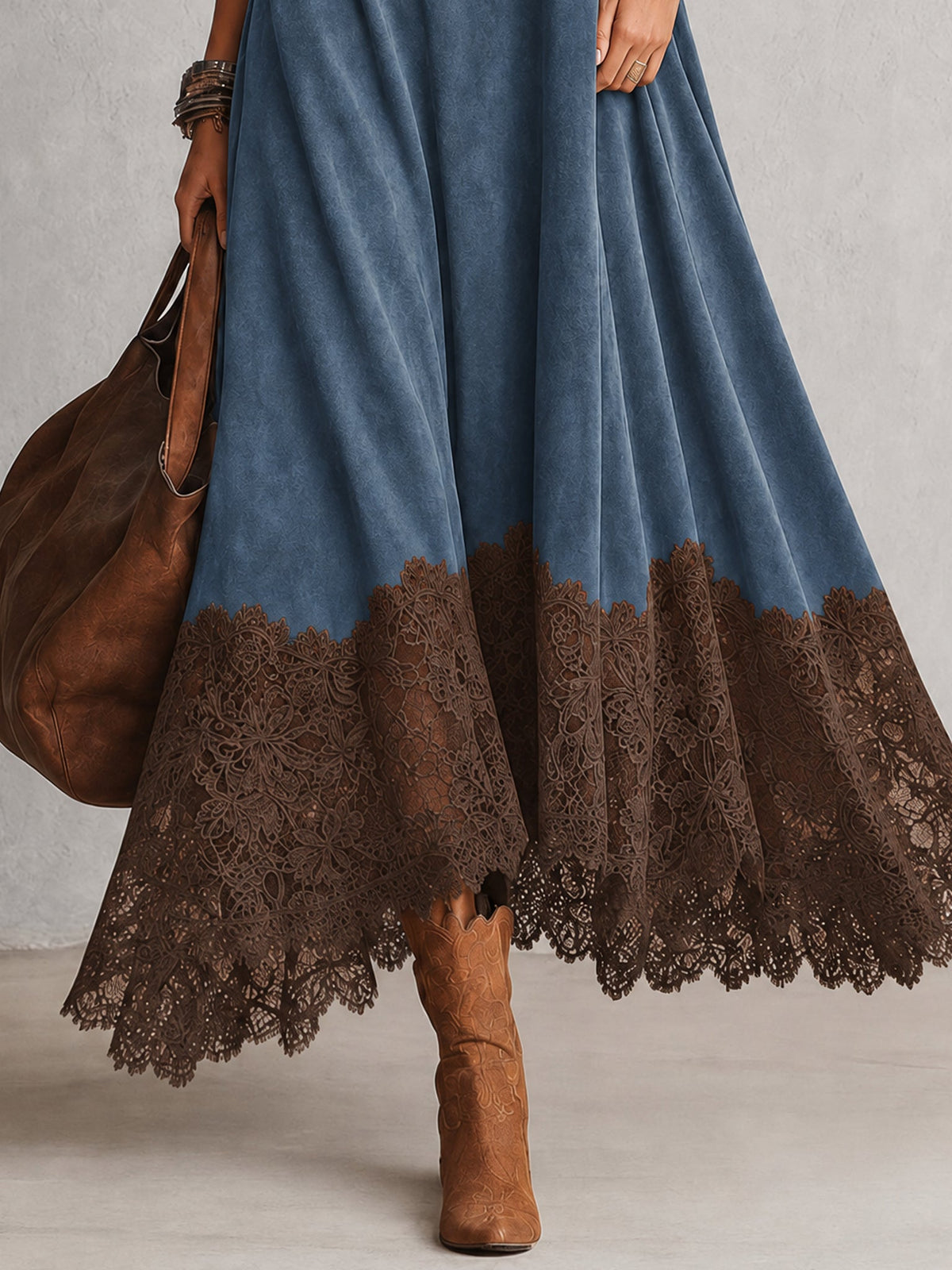 Robe longue vintage marron effet daim à manches longues et bas en dentelle