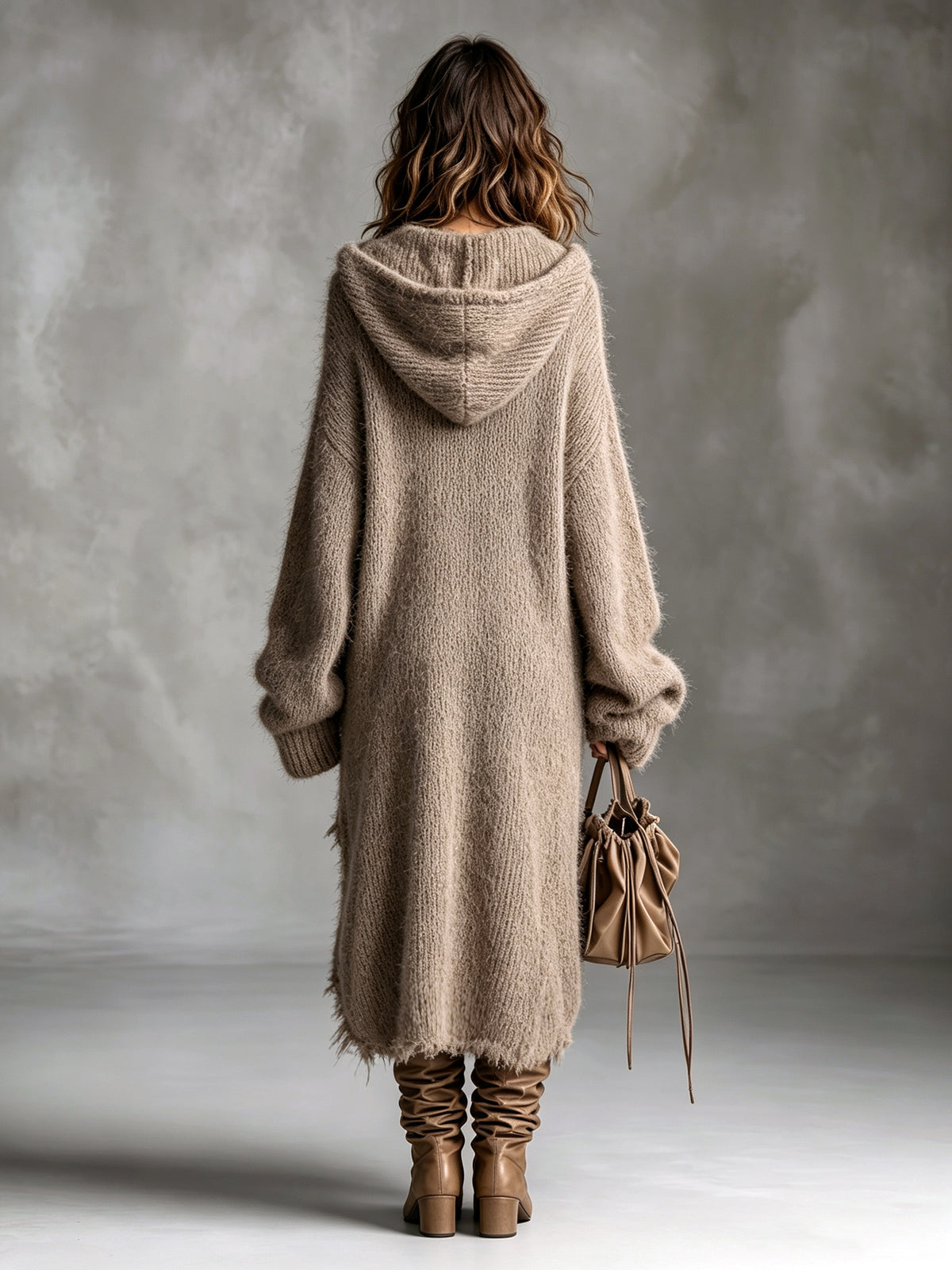 Robe midi en maille duveteuse à capuche