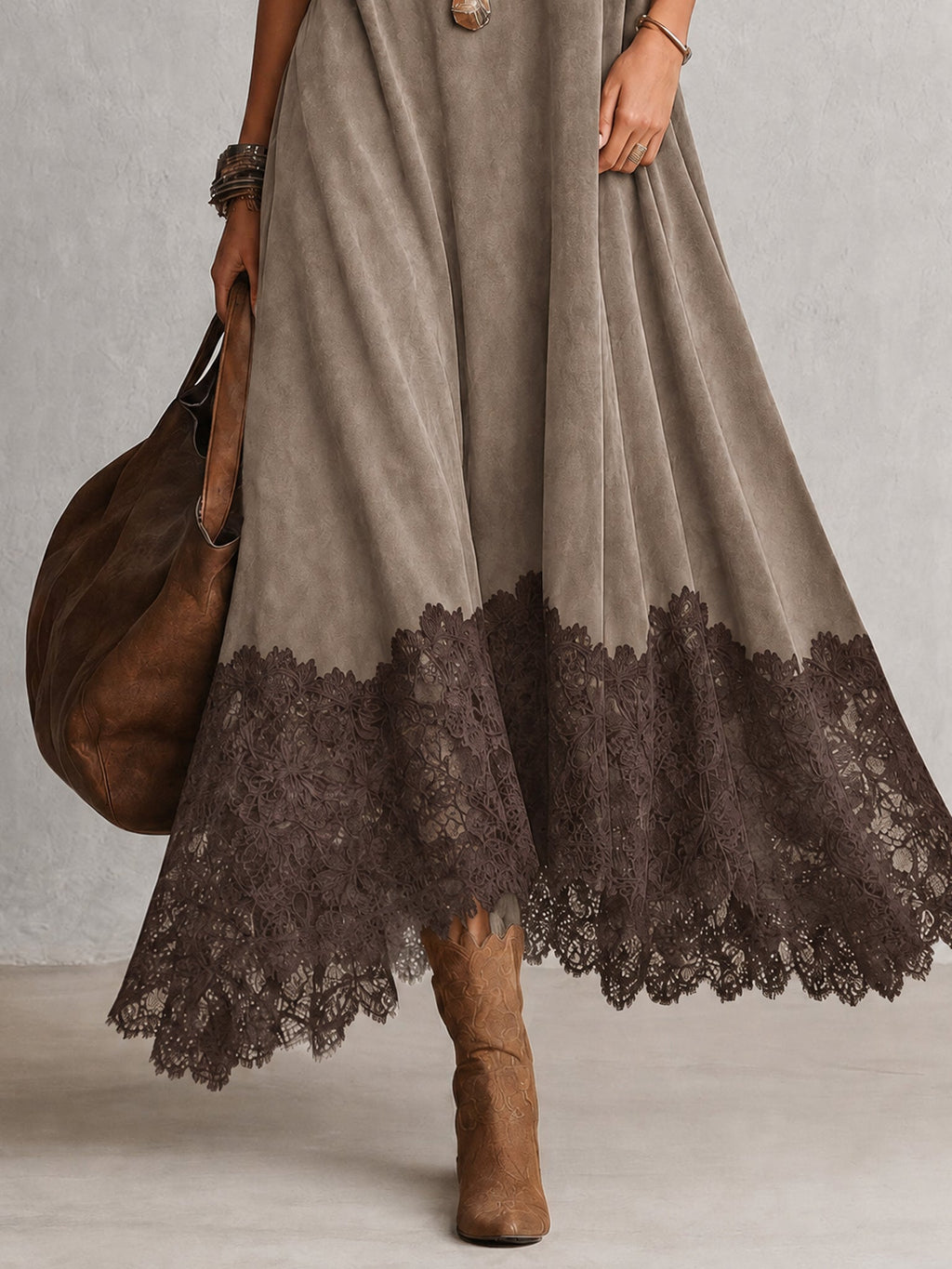 Robe longue vintage marron effet daim à manches longues et bas en dentelle