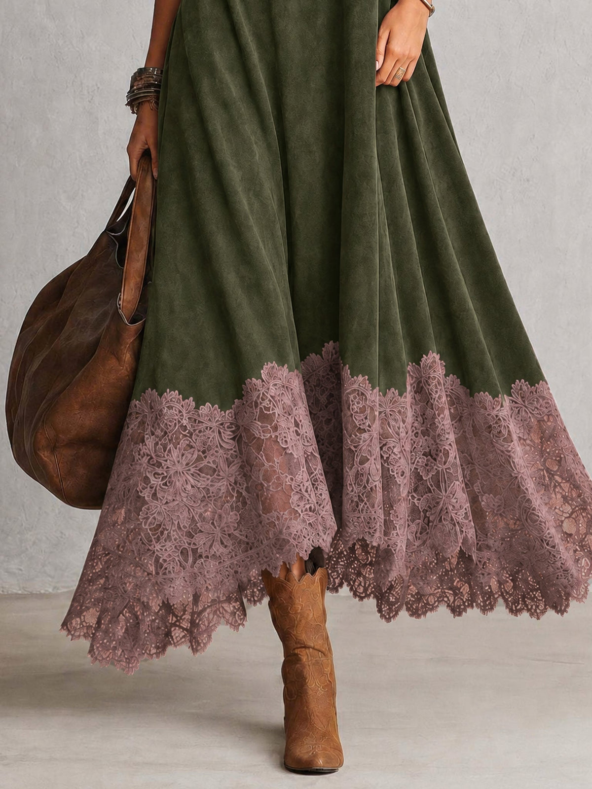 Robe longue vintage marron effet daim à manches longues et bas en dentelle