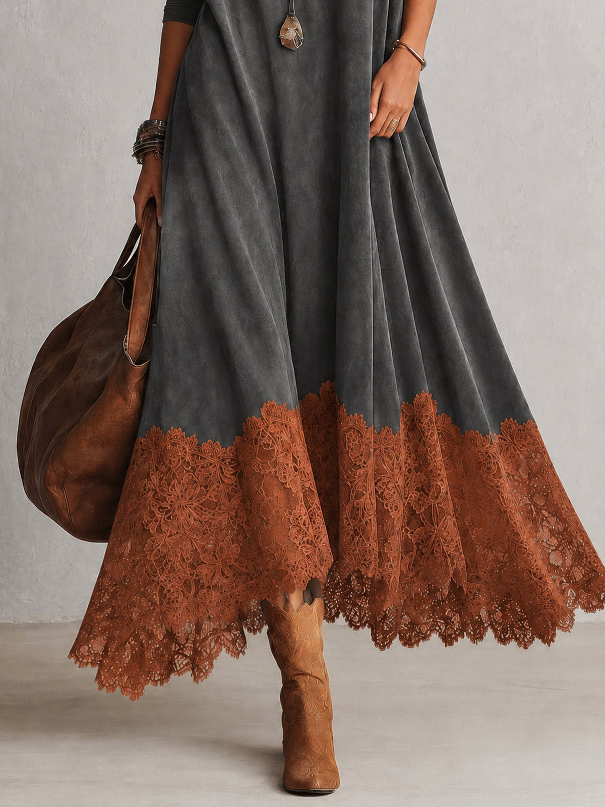 Robe longue vintage marron effet daim à manches longues et bas en dentelle