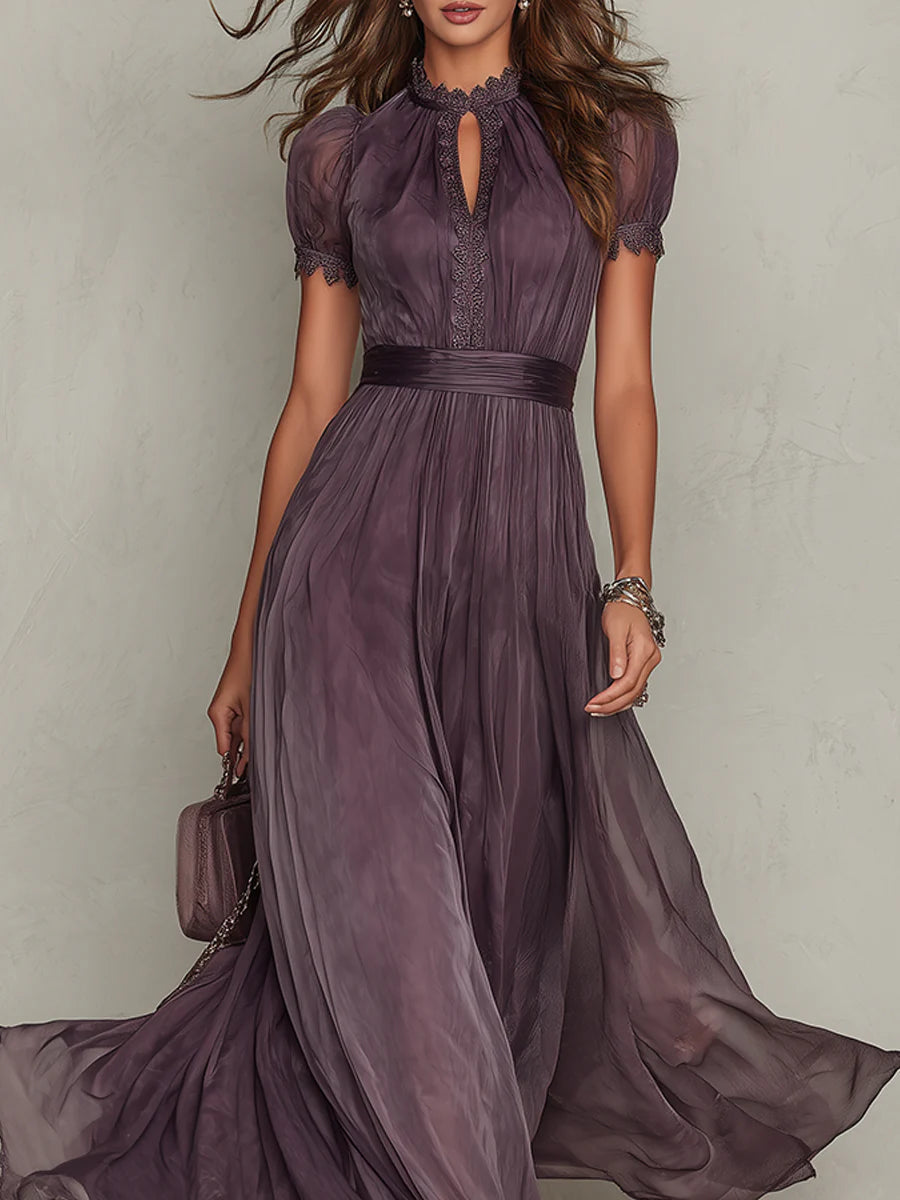 Flavia | Robe longue violette avec décolleté goutte d'eau et bordure en dentelle en mousseline