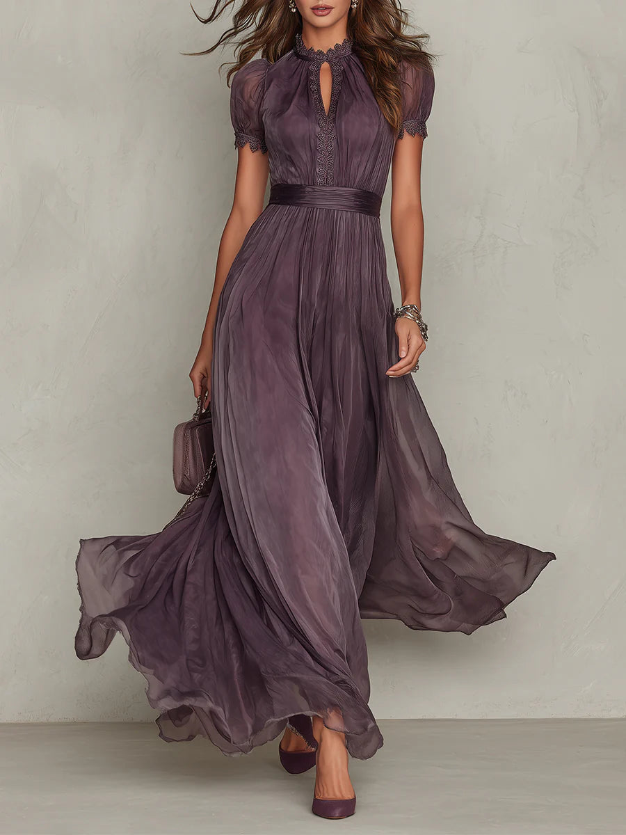 Flavia | Robe longue violette avec décolleté goutte d'eau et bordure en dentelle en mousseline