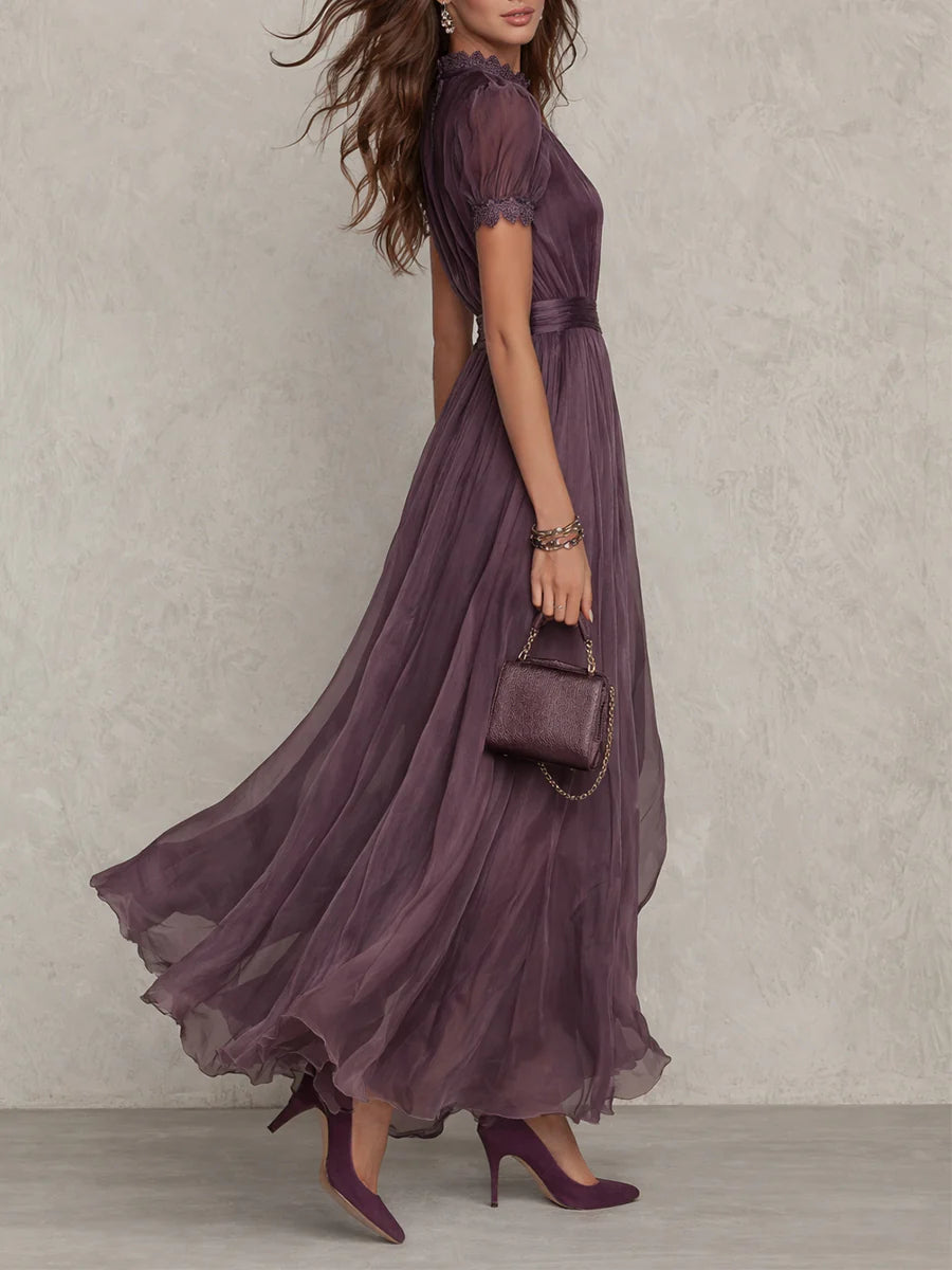 Flavia | Robe longue violette avec décolleté goutte d'eau et bordure en dentelle en mousseline