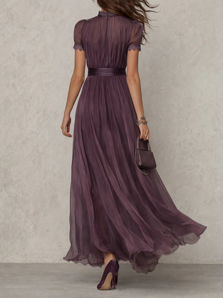 Flavia | Robe longue violette avec décolleté goutte d'eau et bordure en dentelle en mousseline