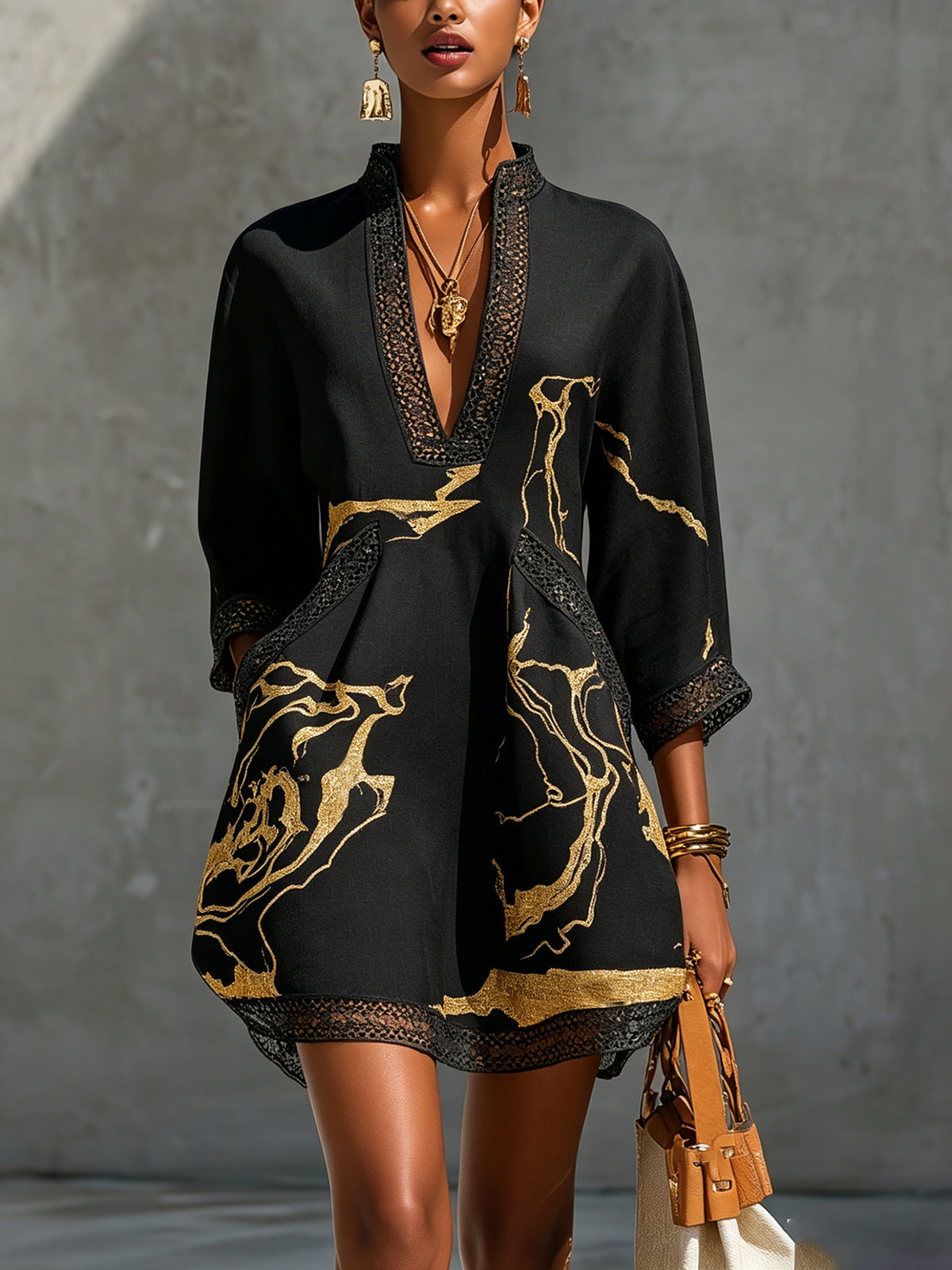 Donatella | Mini-robe noire à imprimé marbre doré et dentelle crochetée