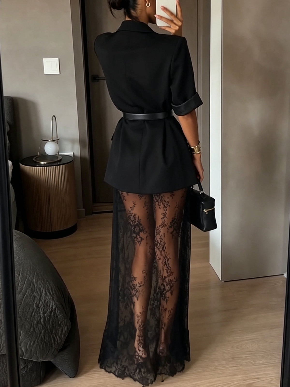 Ensemble noir composé d’un blazer à manches courtes et d’une robe longue en dentelle florale semi-transparente avec ceinture