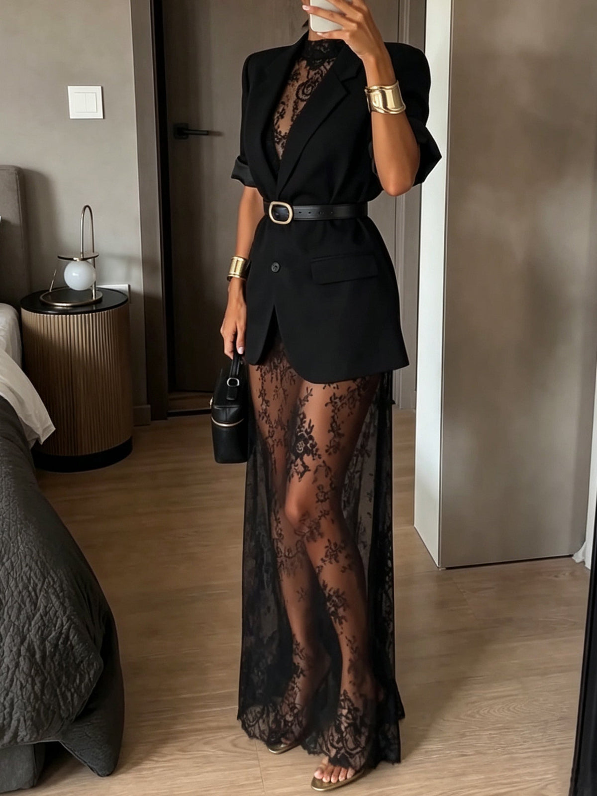 Ensemble noir composé d’un blazer à manches courtes et d’une robe longue en dentelle florale semi-transparente avec ceinture