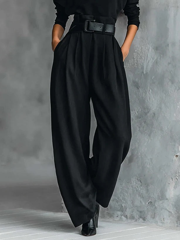 Ensemble noir deux pièces avec t-shirt à col roulé à manches longues et pantalon droit (ceinture incluse)
