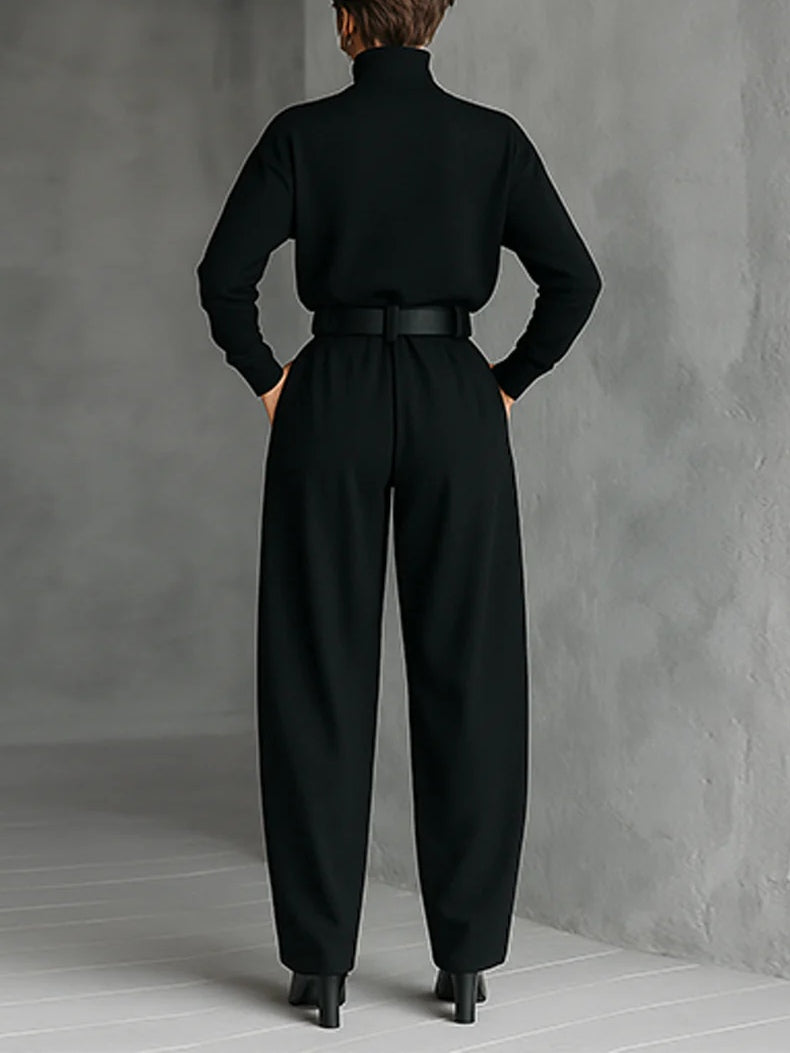 Ensemble noir deux pièces avec t-shirt à col roulé à manches longues et pantalon droit (ceinture incluse)