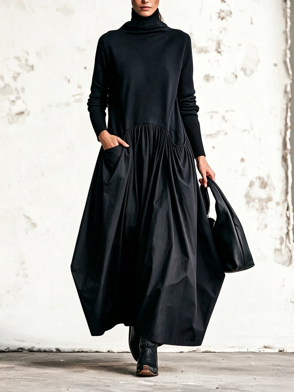 Robe longue noire oversize à col roulé et poches
